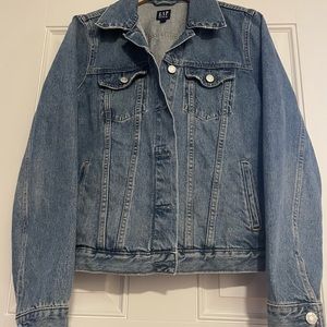GAP Women classic jean jacket NWOT. Size M